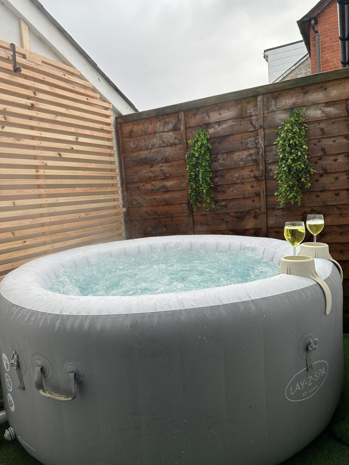 2 Bedroom Flat With Hot Tub Cardiff Buitenkant foto