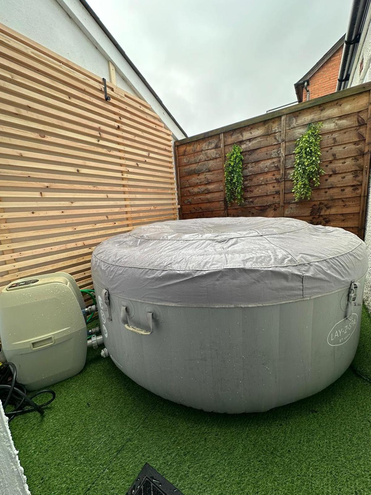 2 Bedroom Flat With Hot Tub Cardiff Buitenkant foto