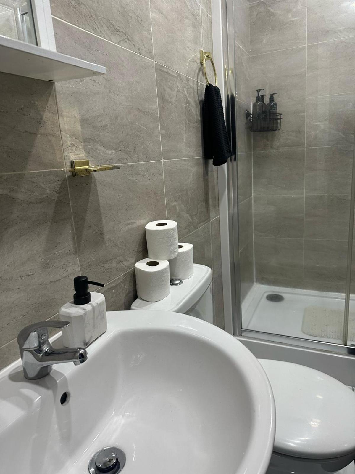 2 Bedroom Flat With Hot Tub Cardiff Buitenkant foto