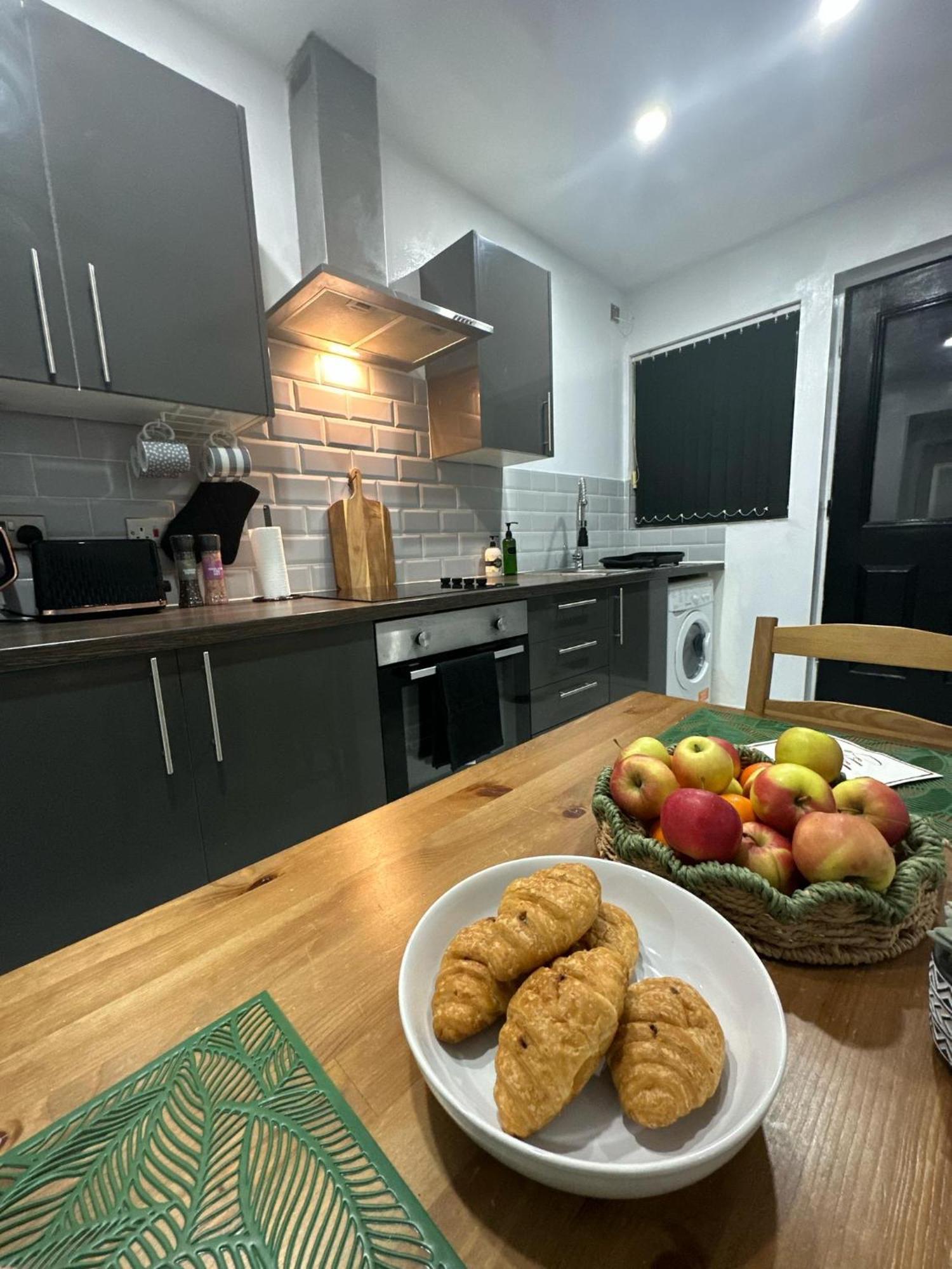 2 Bedroom Flat With Hot Tub Cardiff Buitenkant foto