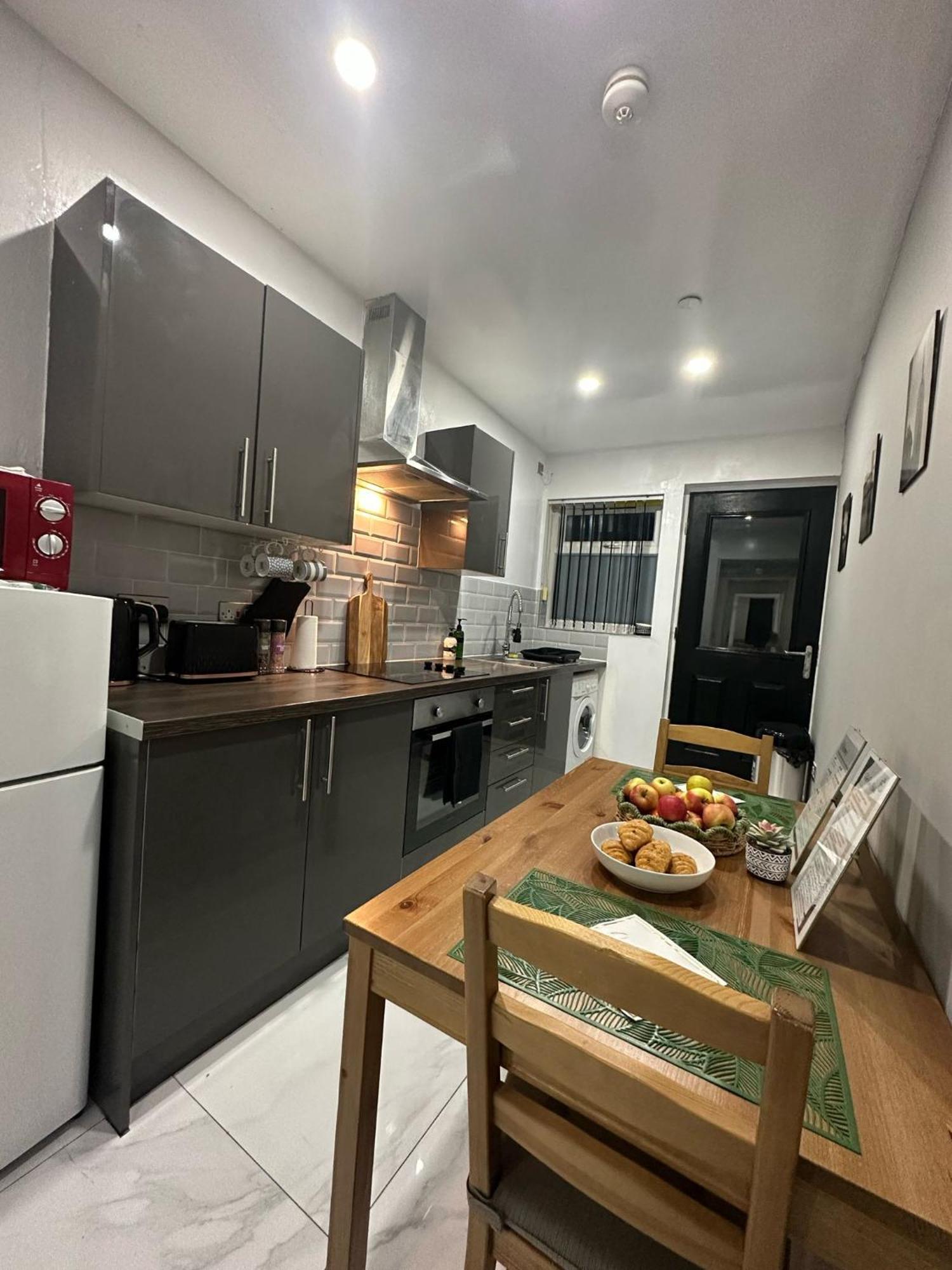 2 Bedroom Flat With Hot Tub Cardiff Buitenkant foto