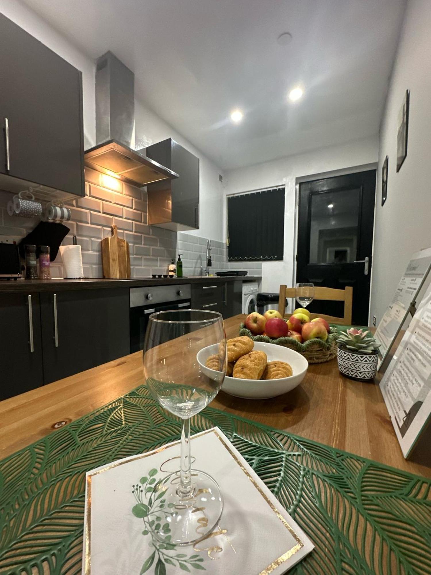 2 Bedroom Flat With Hot Tub Cardiff Buitenkant foto