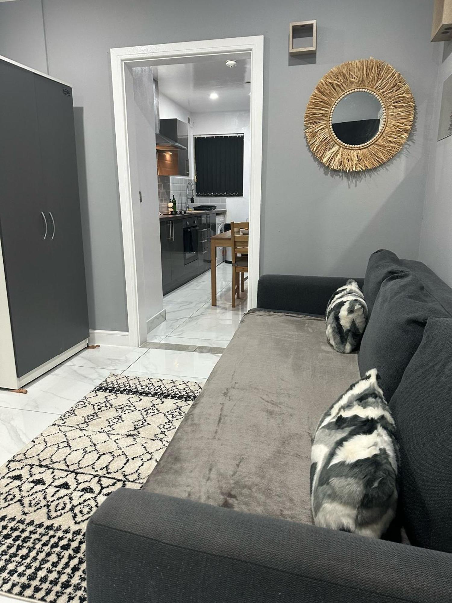 2 Bedroom Flat With Hot Tub Cardiff Buitenkant foto